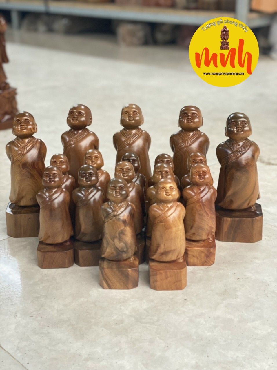 Tượng Chú Tiểu Vạn Sự Tùy Duyên Gỗ Bách Xanh